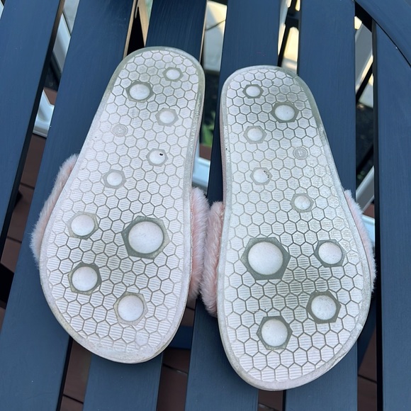 Rihanna FENTY PUMA Slides in Light Pink - Picture 7 of 7